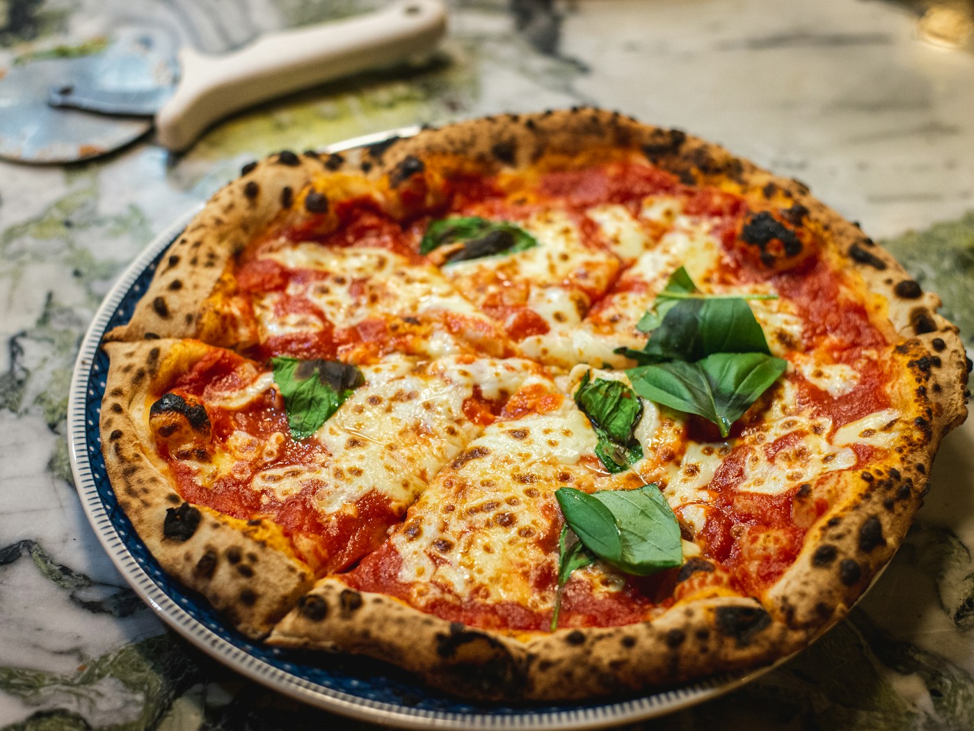 Napoli usulü taş fırında İtalyan pizza
